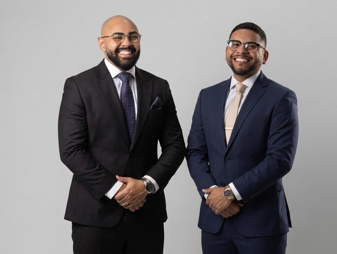 Advogados sócios da Dias & Alcântara Advocacia — Dr. Alcântara, à esquerda, em terno azul-marinho, e Dr. Dias, à direita, em terno preto